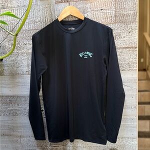 Billabong | NWT Classic Arch Fade Loose Fit LS Rash Guard  - Men's Small, Black